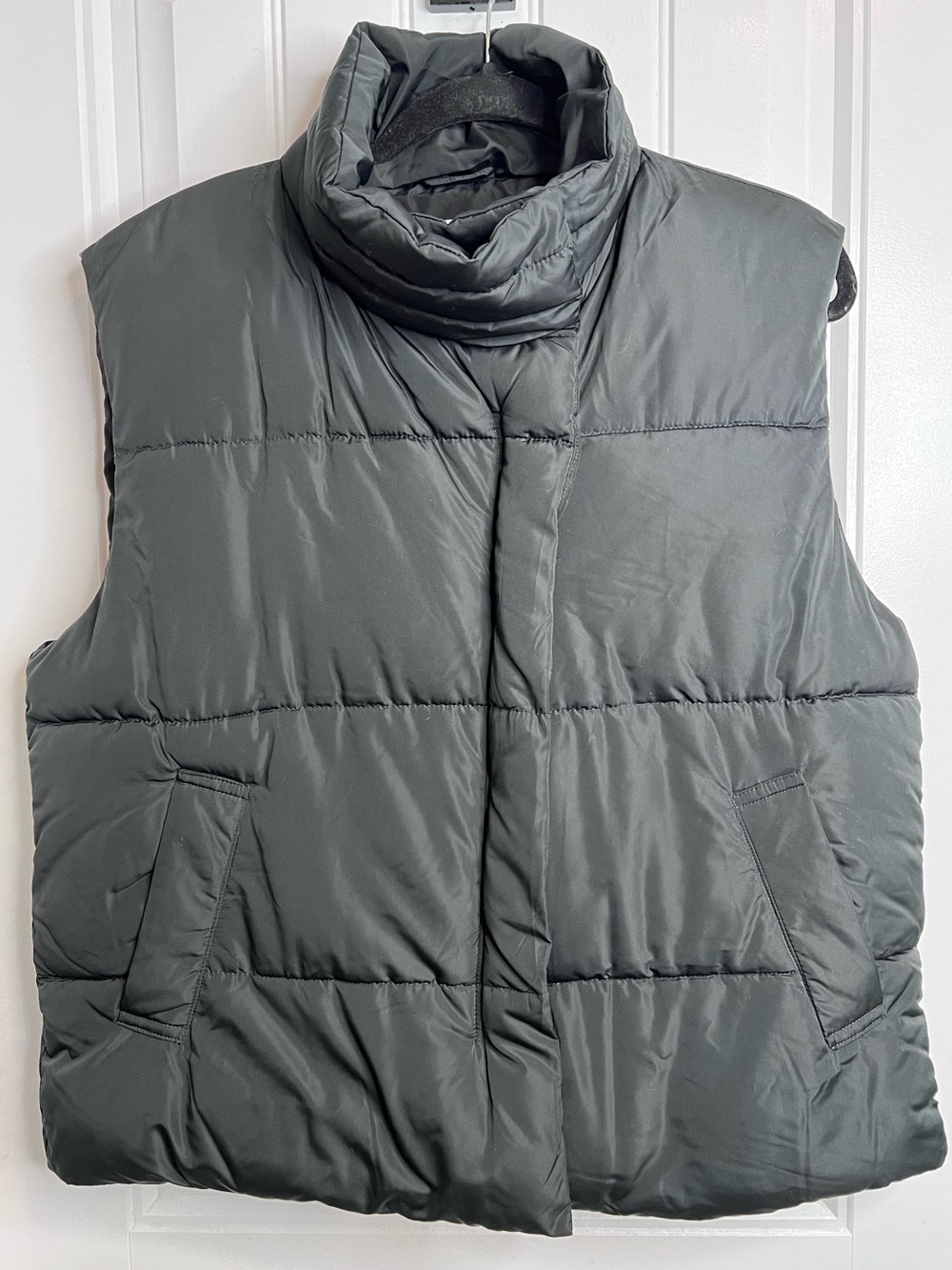 BDG Urban Outfitters Ladies Black High Collar Quilted Puffer‎ Vest. Size Medium. - Picture 2 of 13